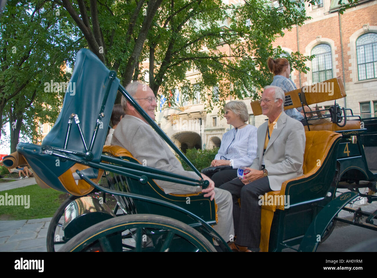 Kanada Quebec Old Quebec City Reife Paare genießen Fahrt mit der Pferdekutsche Place d' Armes Stockfoto