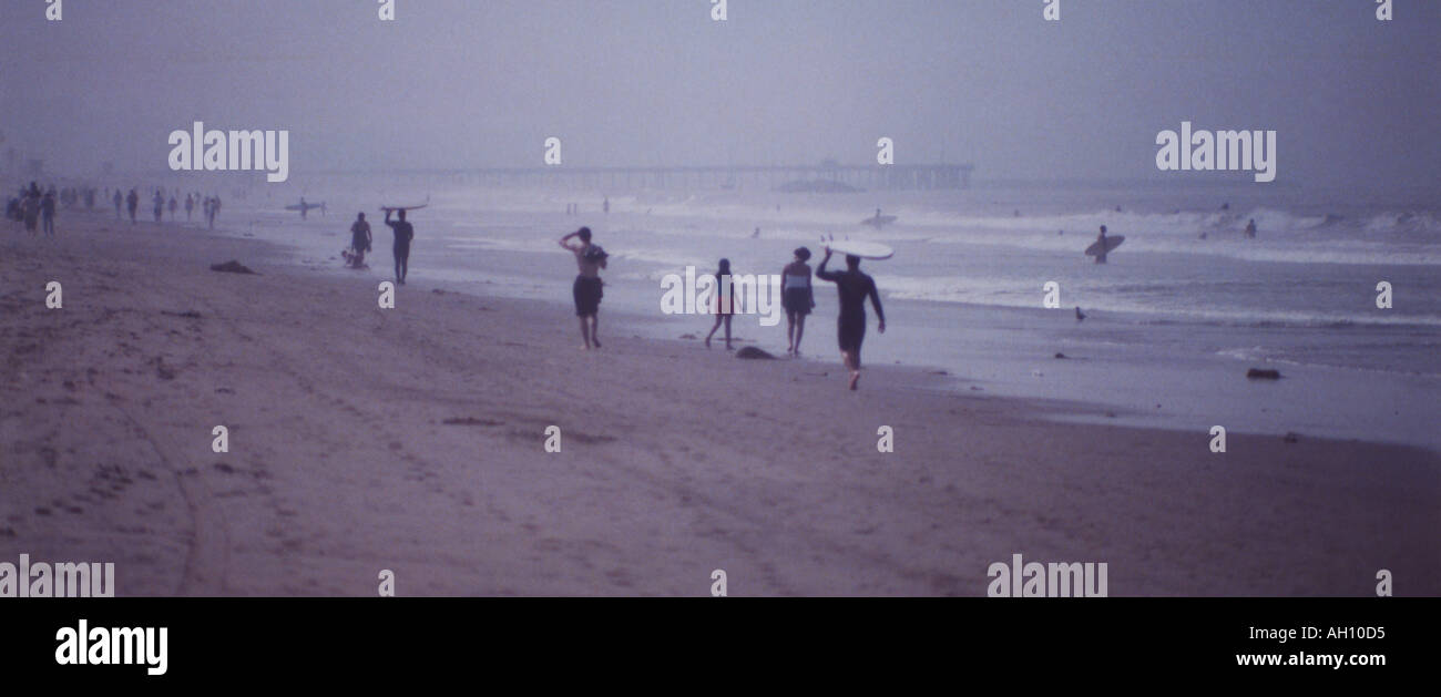 Surfer und Spaziergänger entlang der California Beach in Santa Monica mit Ozean Nebel. Stockfoto