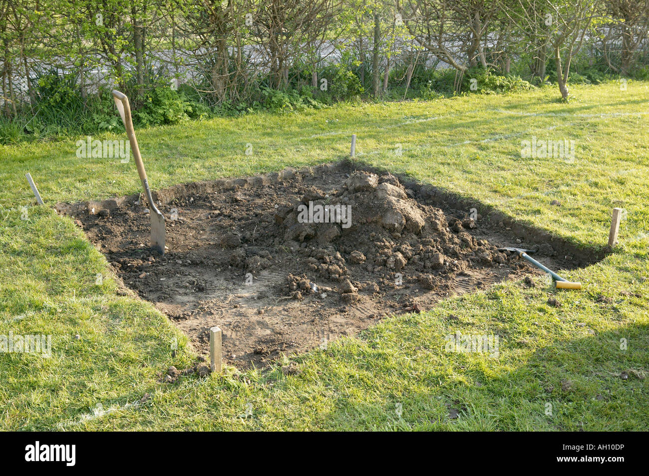 Loch in den Boden gegraben, in den frühen Stadien der Gartengestaltung und auch die Konzepte der Löcher abdecken und Graben Stockfoto