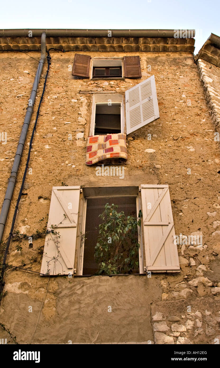 Geöffnete Fenster in St. Paul De Vence Stockfoto
