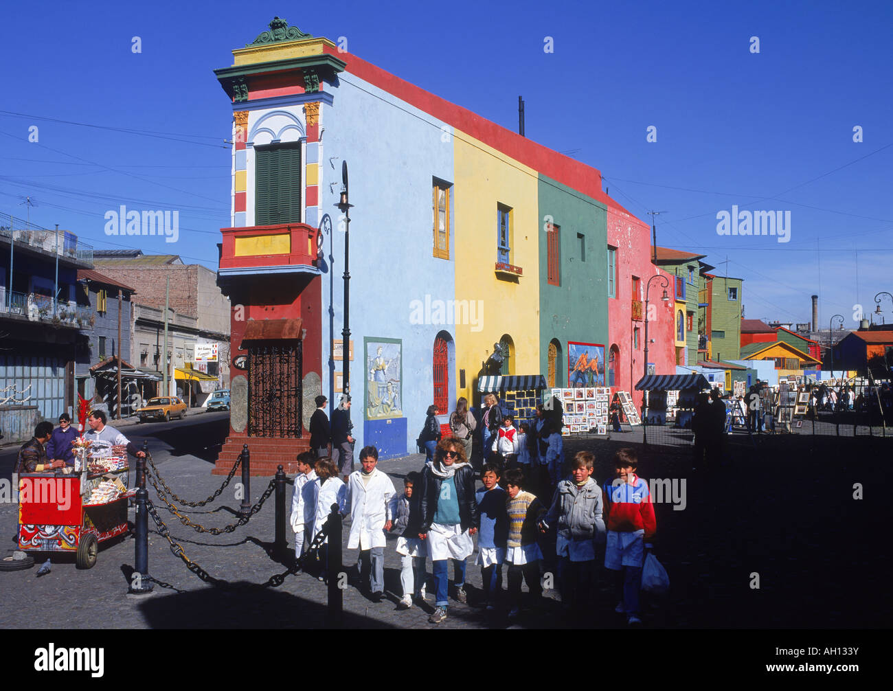 Schülerinnen und Schüler besuchen die Künstler-Viertel El Caminto in La Boca von Buenos Aires Stockfoto