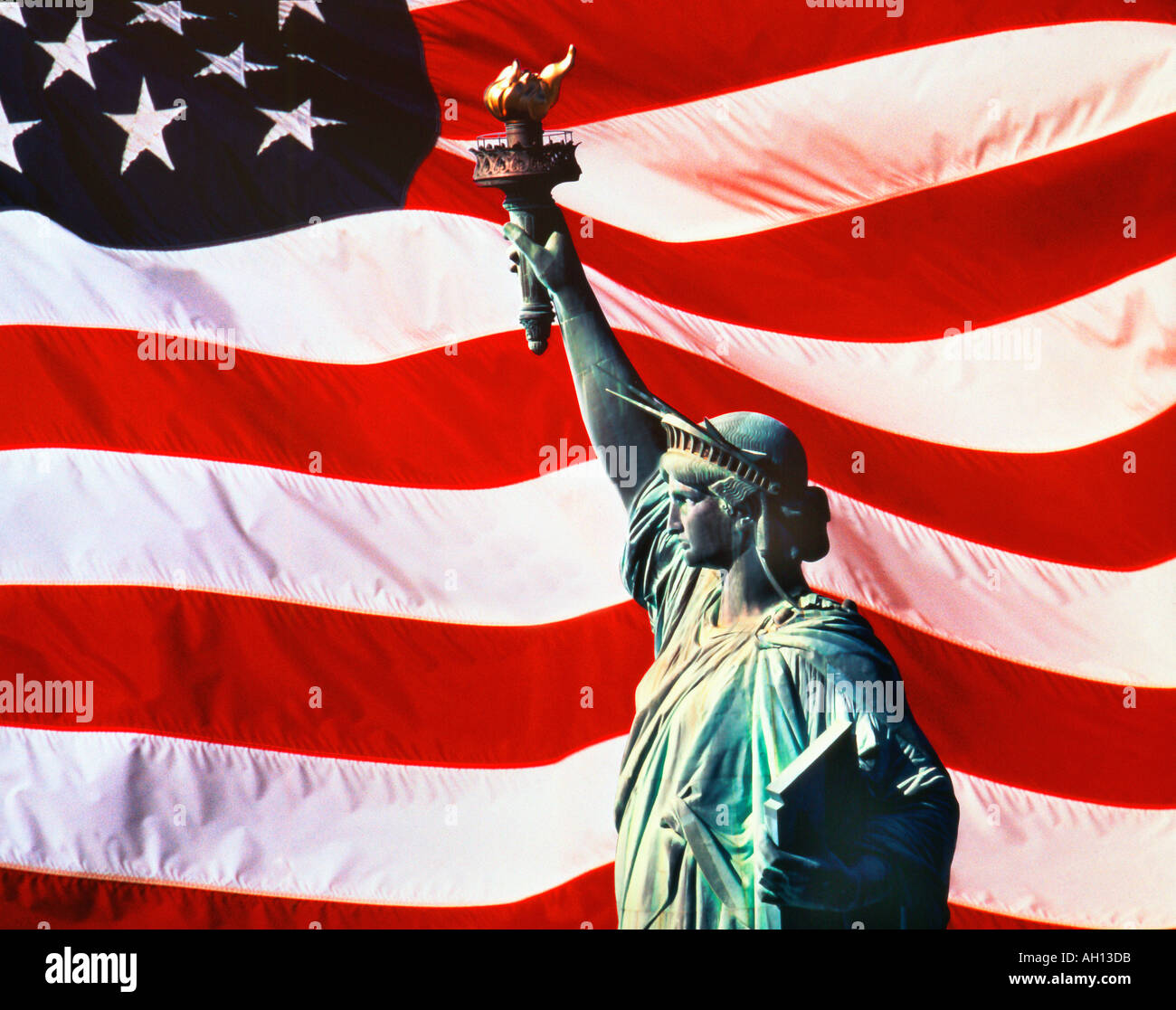 Freiheitsstatue mit US-Flagge Stockfoto