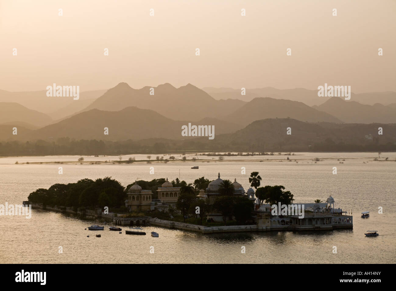 Pichola-See und Jagmandir Insel in Udaipur Rajasthan Indien Stockfoto