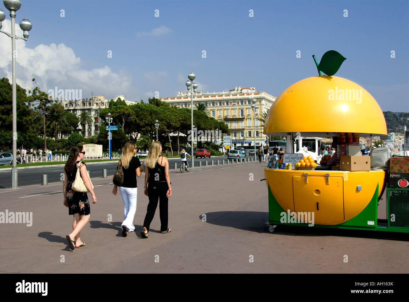 Eine mobile Saftbar auf der Promenade des Anglais in Nizza an der Cote d ' Azur, Südfrankreich Stockfoto