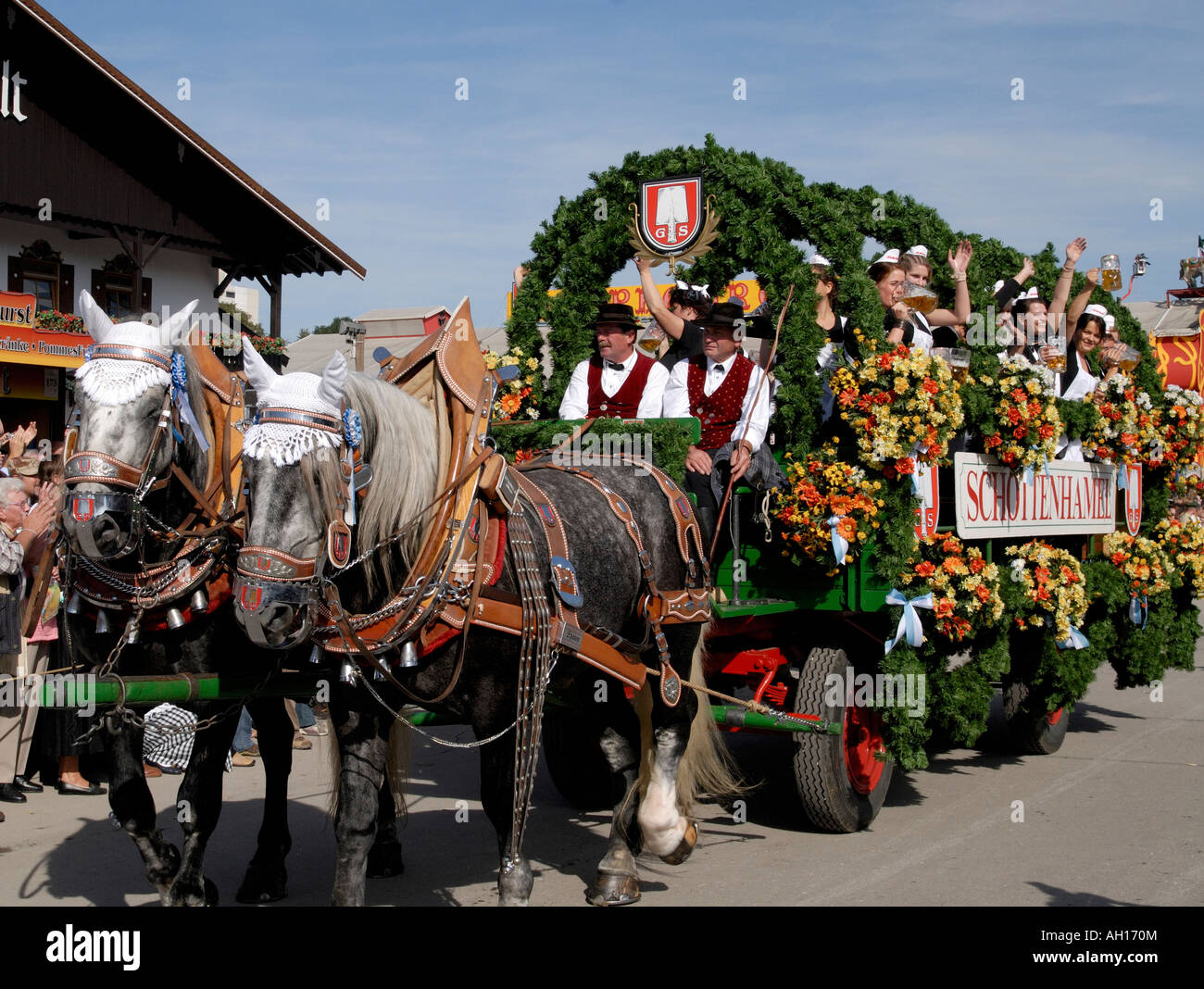 Bier-Wagen auf Mnchner Oktoberfest Erffnung Parade dekoriert  Stockfotografie - Alamy