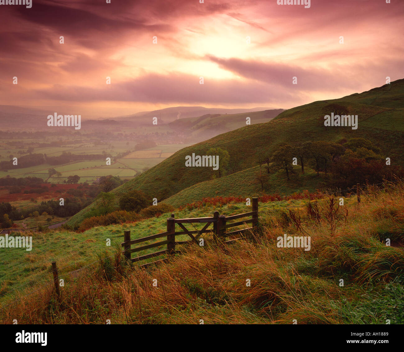 Blick talabwärts Hoffnung bald nach Sonnenaufgang von der Basis der Mam Tor in der Peak-District-Derbyshire Stockfoto