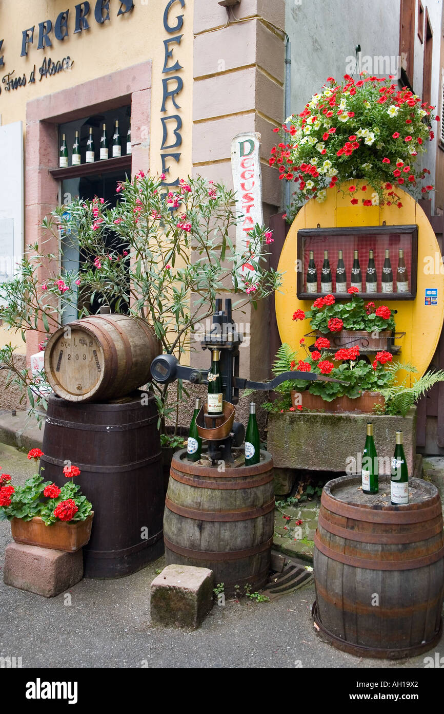 Vinothek in Alsace village Stockfoto