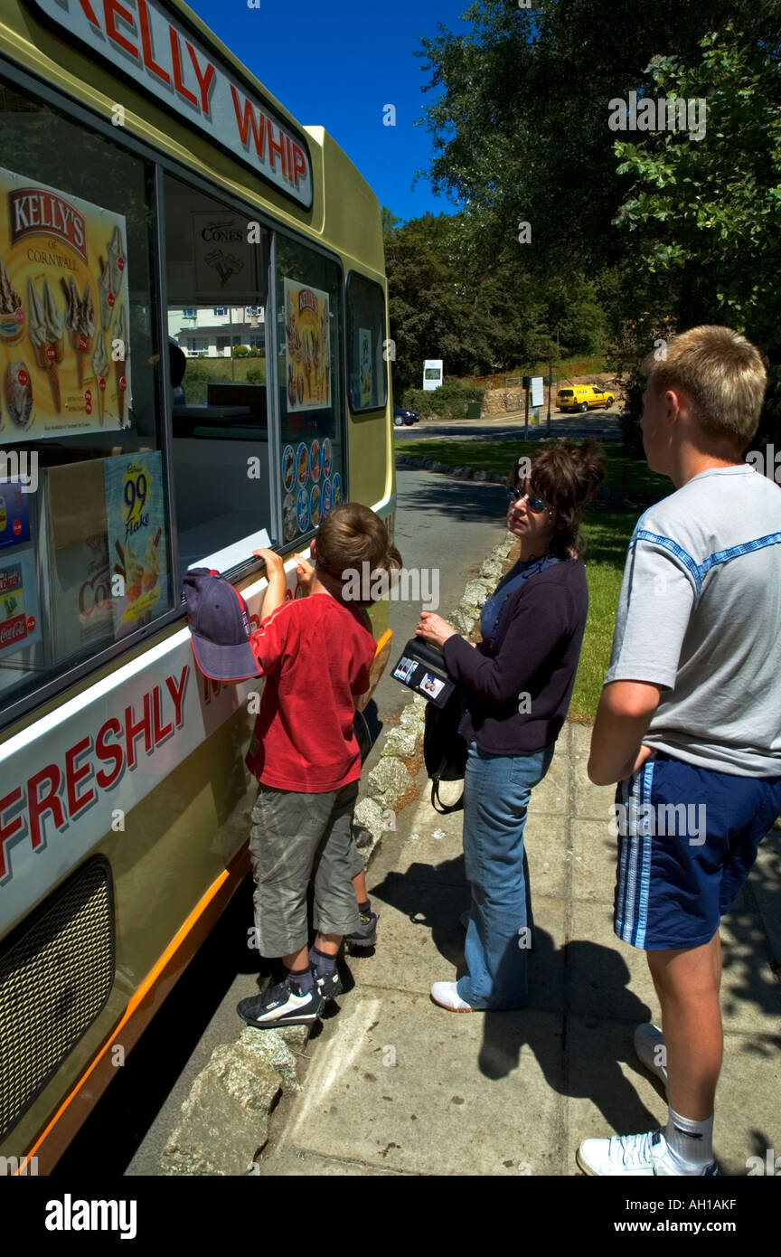 eine Familie kaufen Eis von einem Eiswagen an einem Sommertag in Cornwall, england Stockfoto