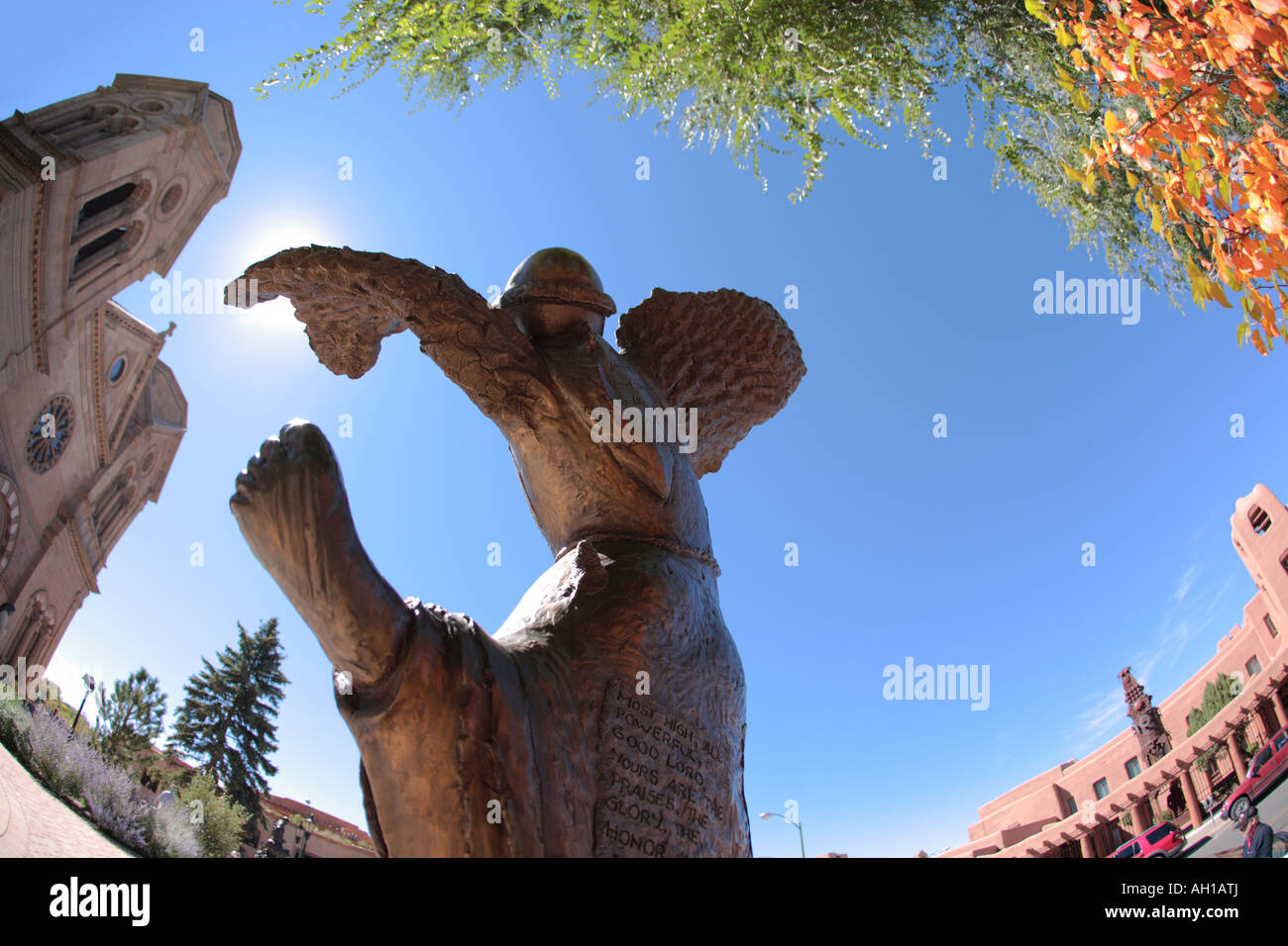 der Heilige Franziskus von Assisi tanzen auf Wasserskulptur vor St Francis Kathedrale Santa Fe New Mexico Stockfoto