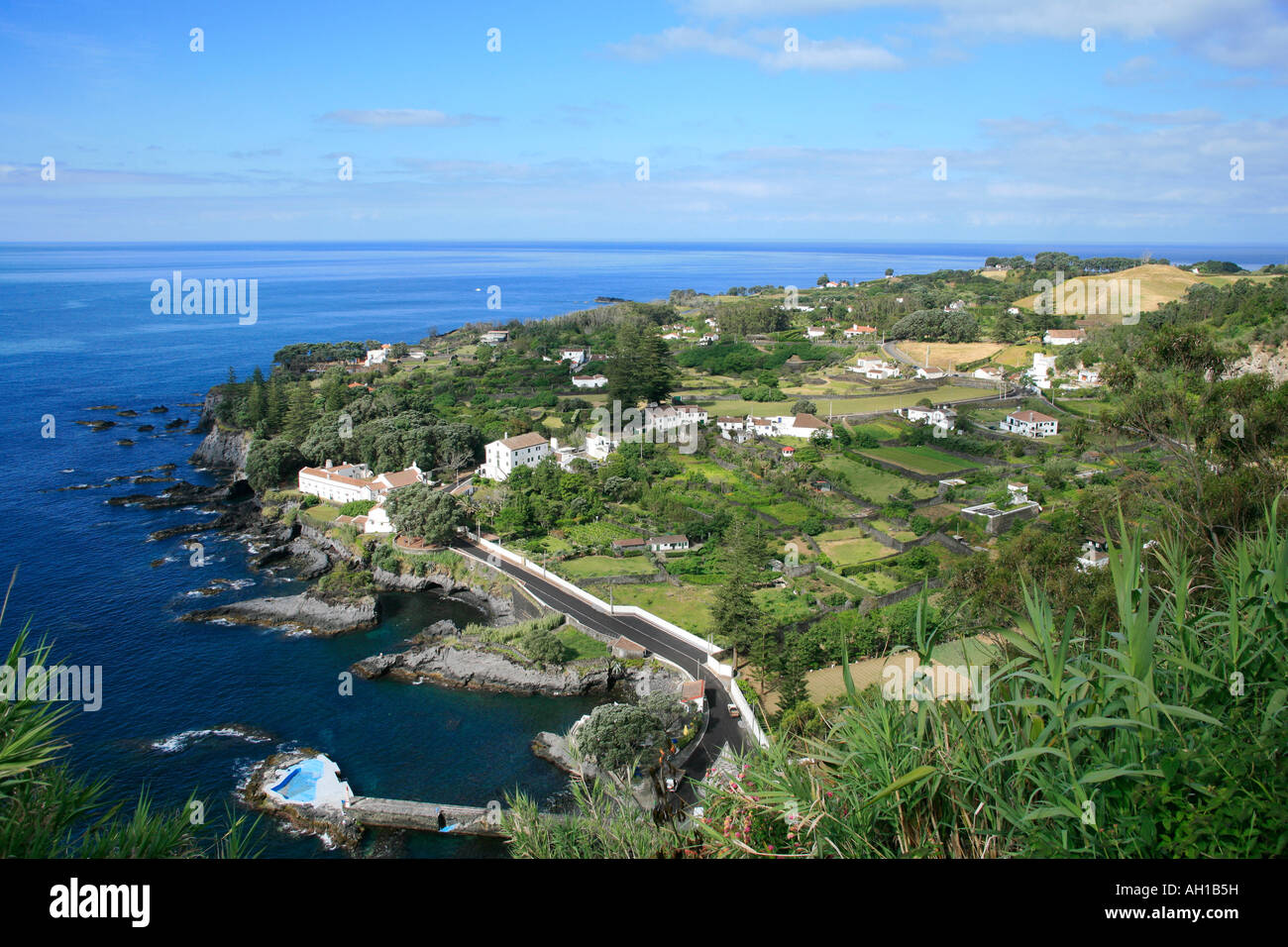 Dorf von Caloura an der Südküste Sao Miguel Island Azoren Inseln Portugal Stockfoto