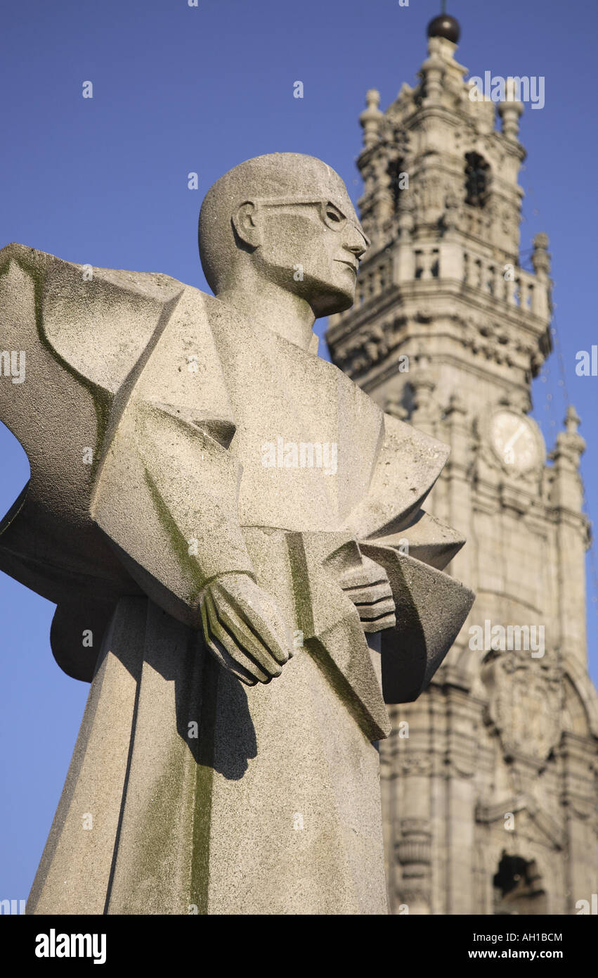 Clerigos Turm Ausgangsprodukte von Nicolau Nasoni mit einer Statue nach Antonio Ferreira Gomes, Porto, Douro Litoral, Portugal Stockfoto