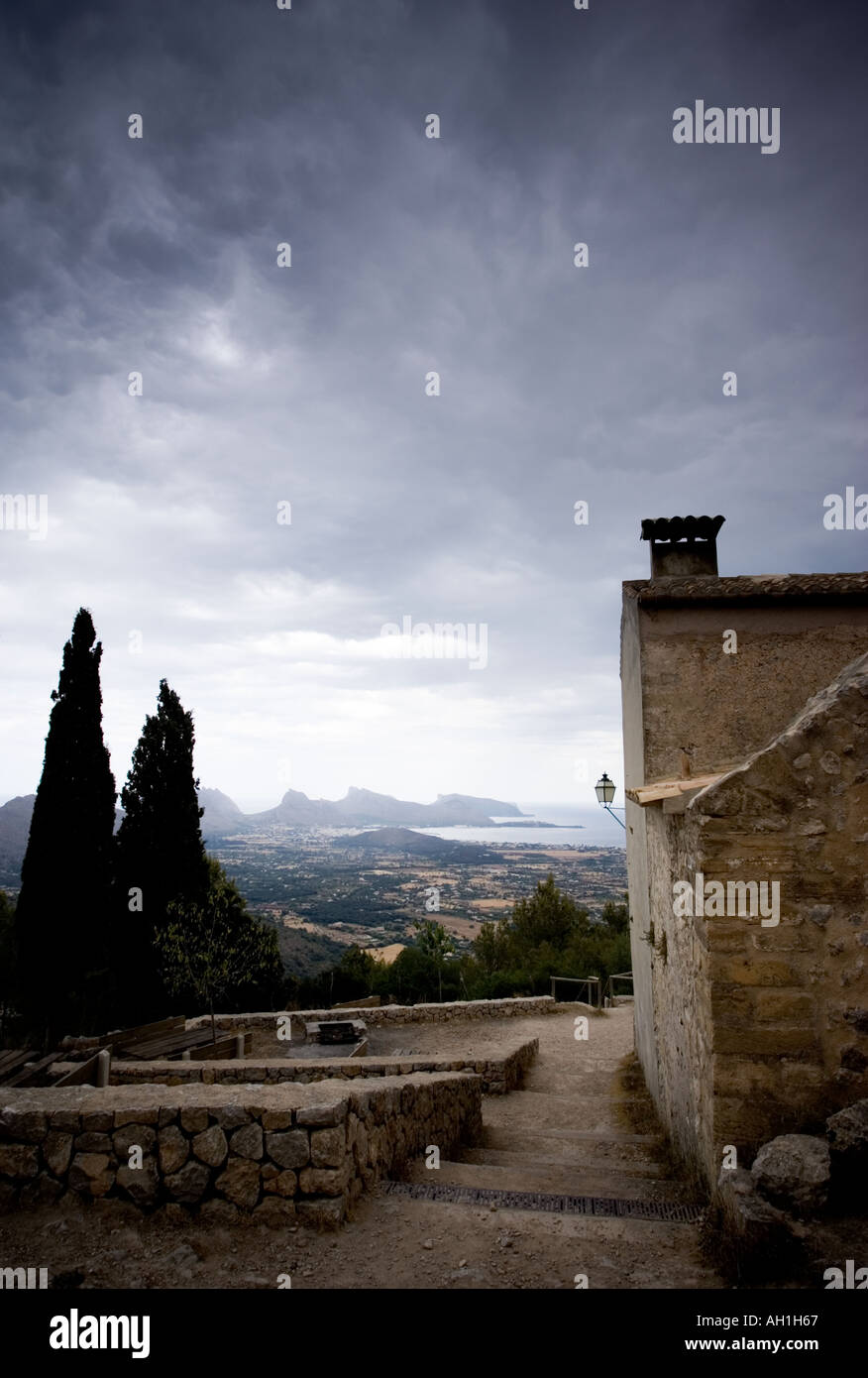 Ansicht von Port de Pollença aus der Ermita de Nostra Senyora del Puig Pollença Pollenca Mallorca Spanien Stockfoto