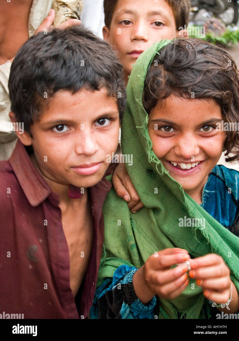 Ein paar von Bruder und Schwester afghanischer Flüchtlinge Peshawar, Pakistan Stockfoto