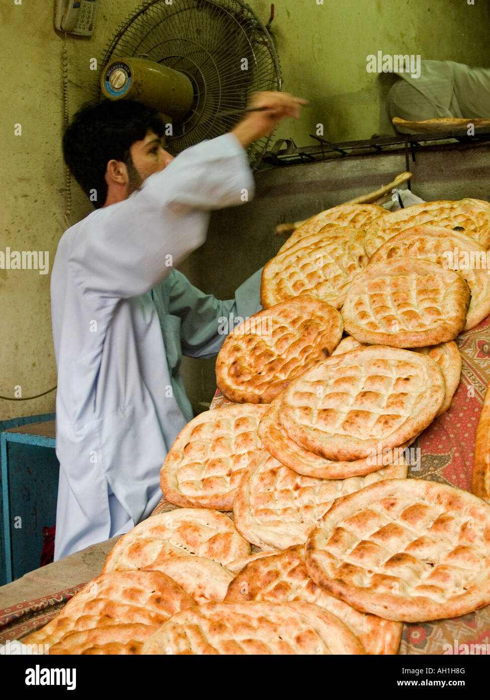 frisch aus dem Tandoor-Ofen in Peshawar Pakistan nan Stockfoto