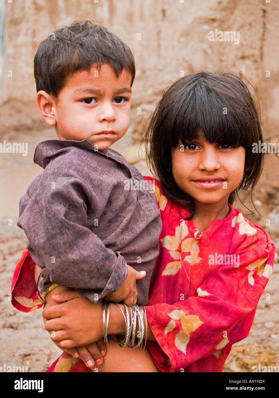 eine Schwester und einen Bruder aus einem afghanischen Flüchtlingslager Peshawar, Pakistan Stockfoto