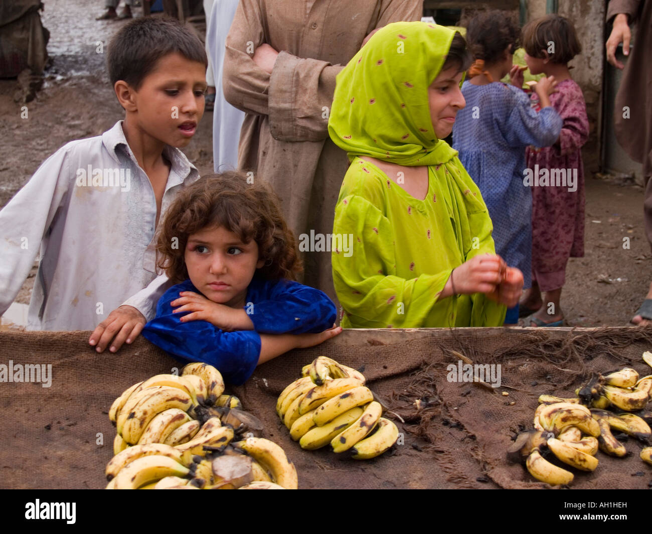 Kinder in einem afghanischen Flüchtlingslager Peshawar, Pakistan Stockfoto