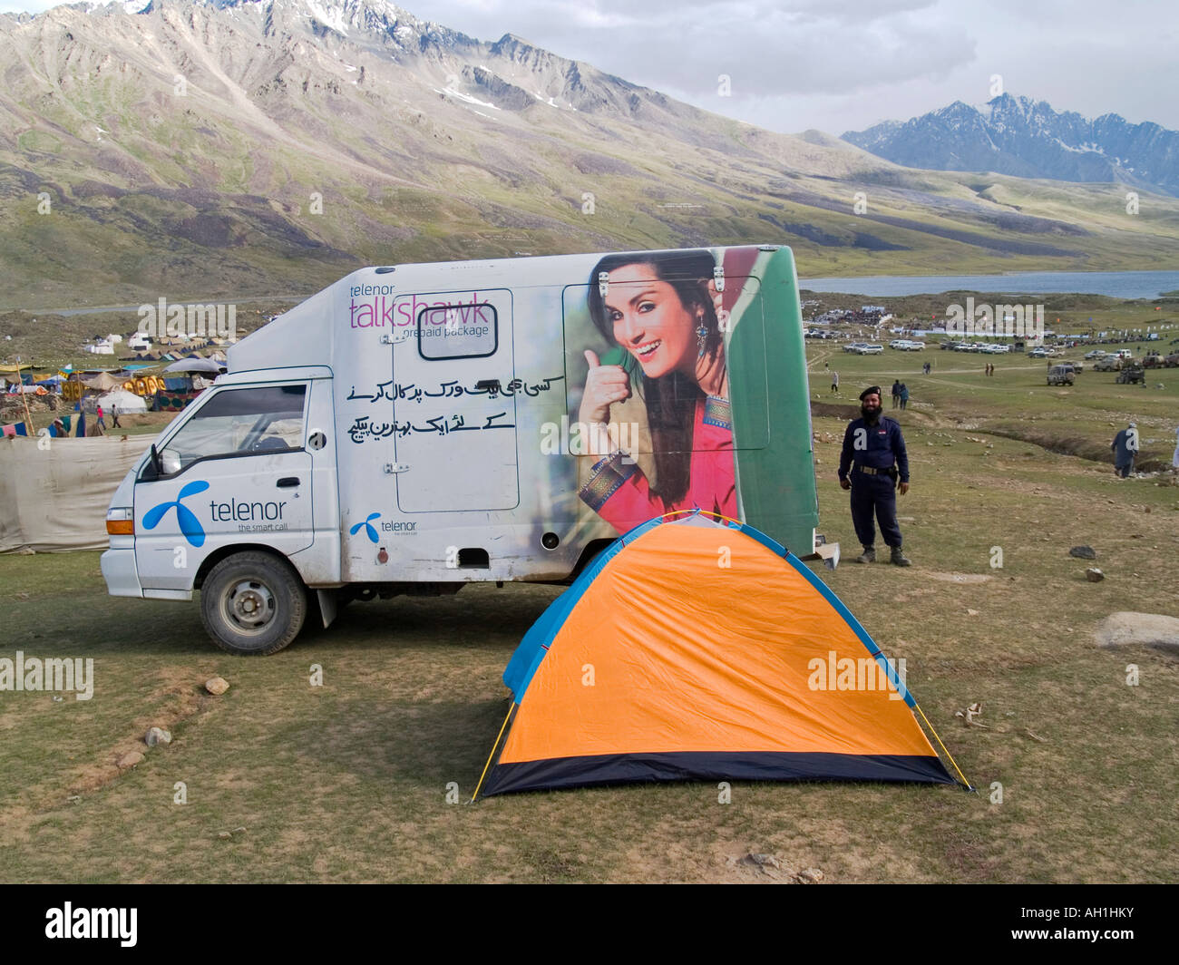 Telenor Telefongesellschaft Werbung über ein Zelt am Shandur Pass Polo Festival Pakistan Stockfoto