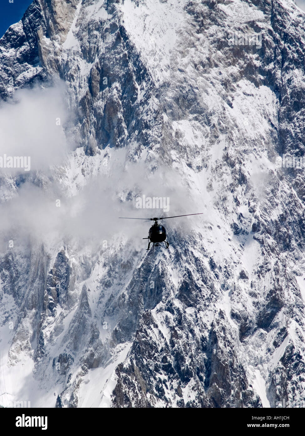 ein pakistanische Armee Hubschrauber fliegt ein verletzter Kletterer auf K2-Karakorum Pakistan helfen Stockfoto