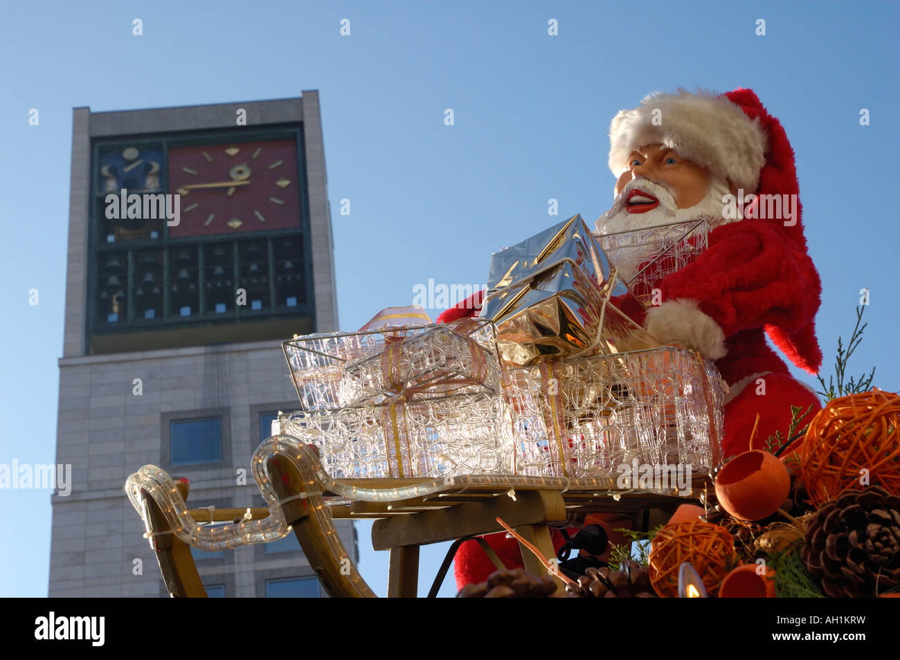 Santa Claus Figur am Weihnachtsmarkt in Stuttgart, Baden-Württemberg, Deutschland Stockfoto