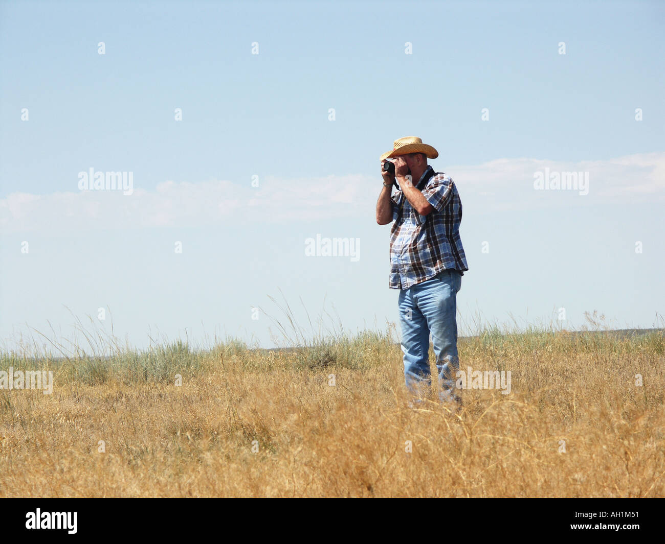 Mann im offenem Grasland in den Westen zu fotografieren Stockfoto
