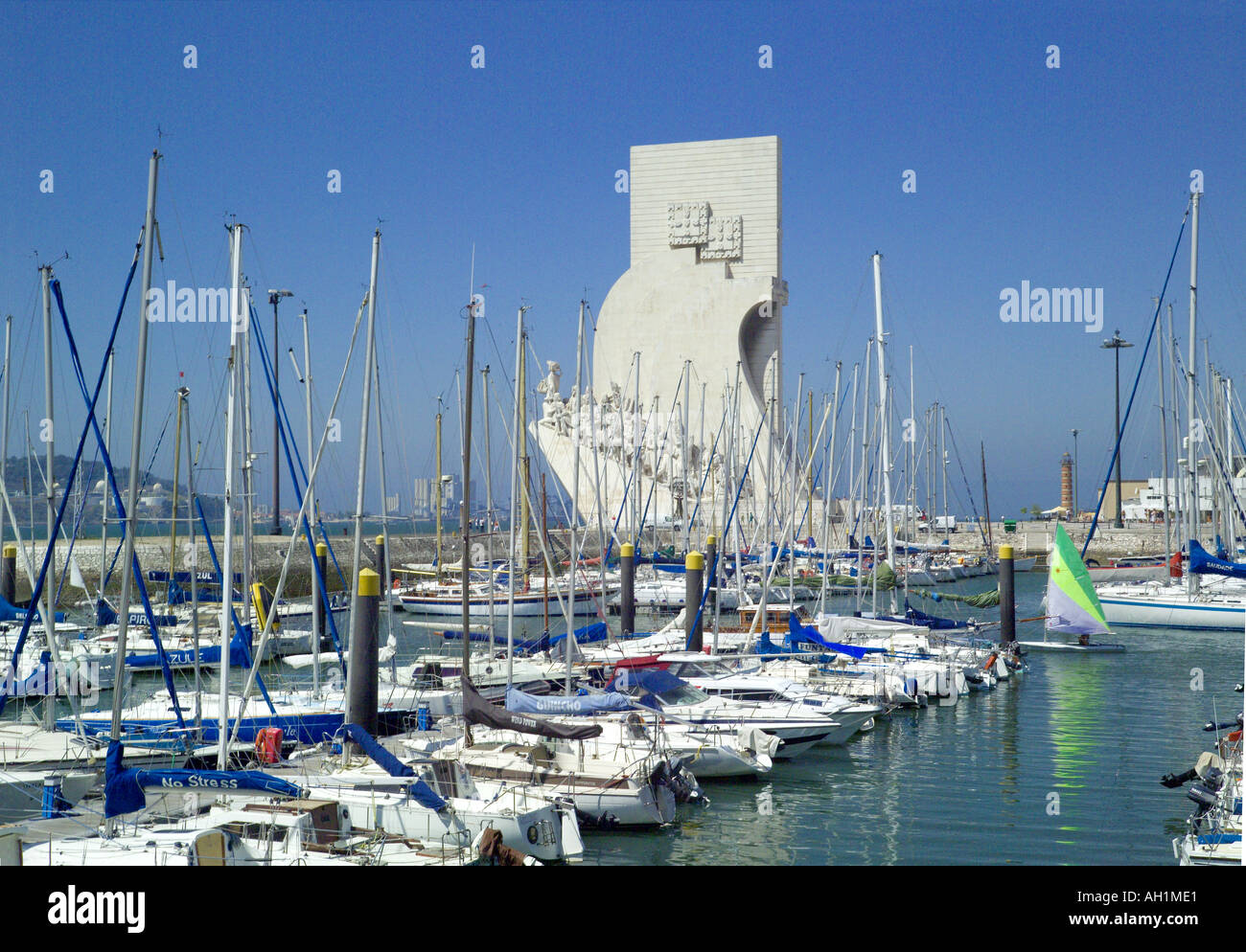 Portugal Lissabon das Denkmal der Entdeckungen über den Hafen gesehen Stockfoto