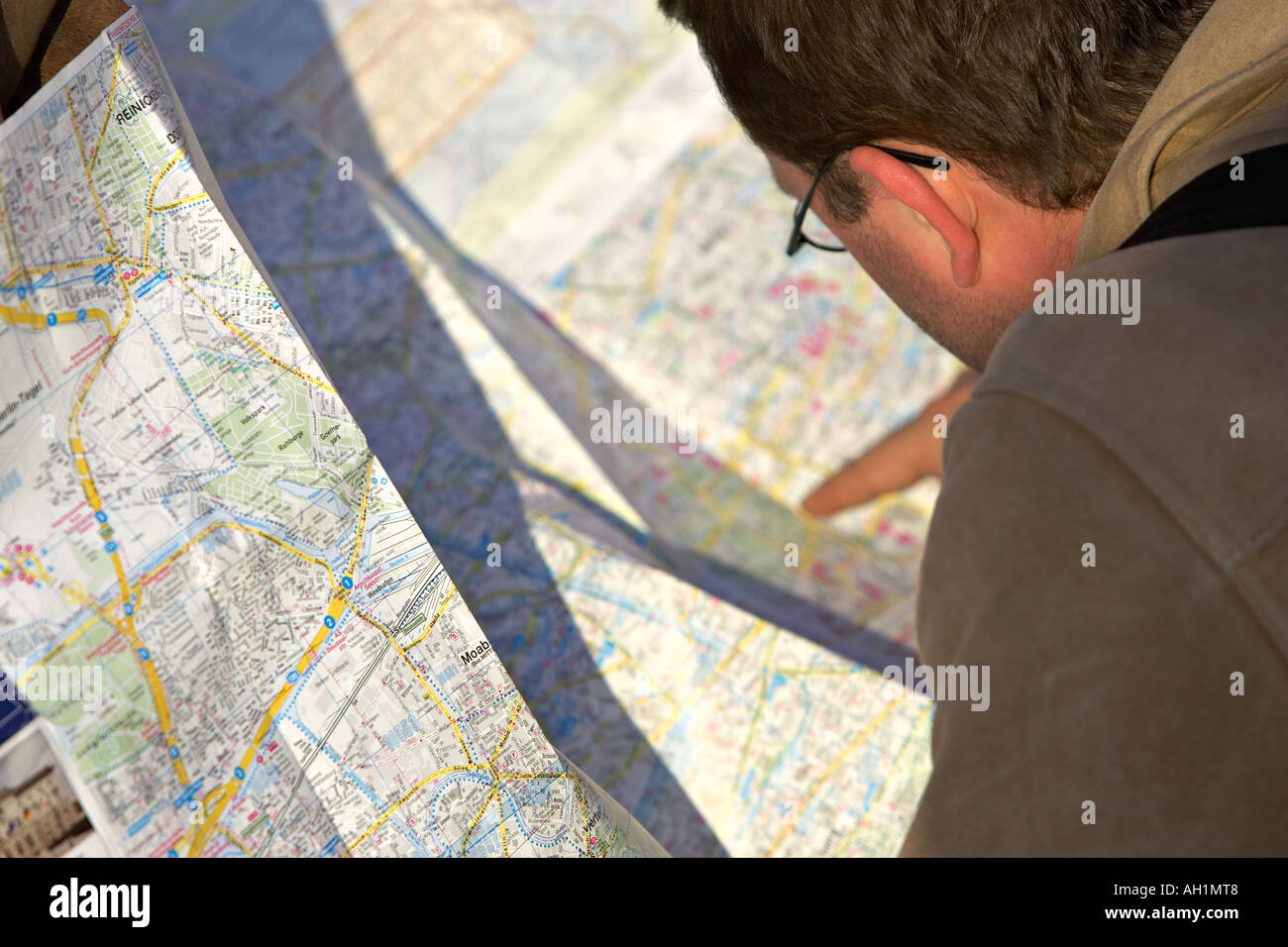 Man studiert Karte von Europa Deutschland Berlin Berlin Welt Regionen Länder Aktivitäten Aktivitäten Aktivität Reisen tr Stockfoto