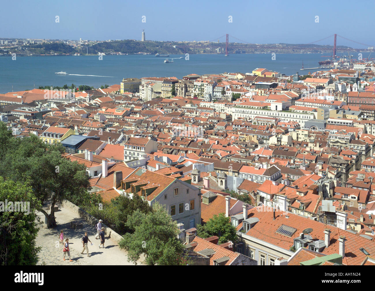 Portugal Lissabon, Blick über die Dächer der Stadt und den Fluss Tejo, vom Castelo de São Jorge Stockfoto