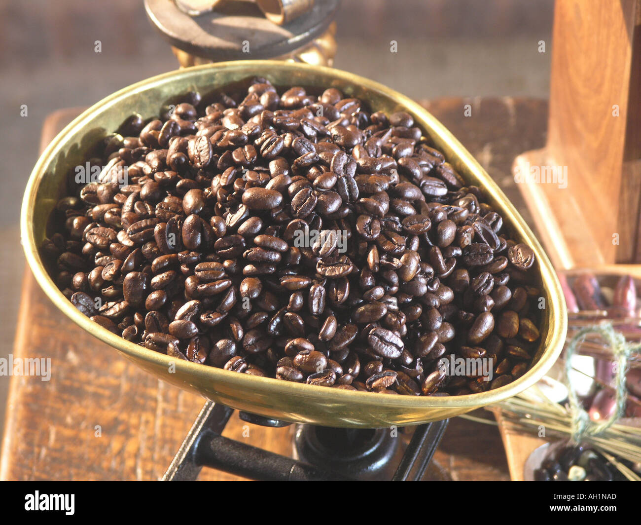 Geröstete Kaffeebohnen auf einer Waage gewogen Stockfoto