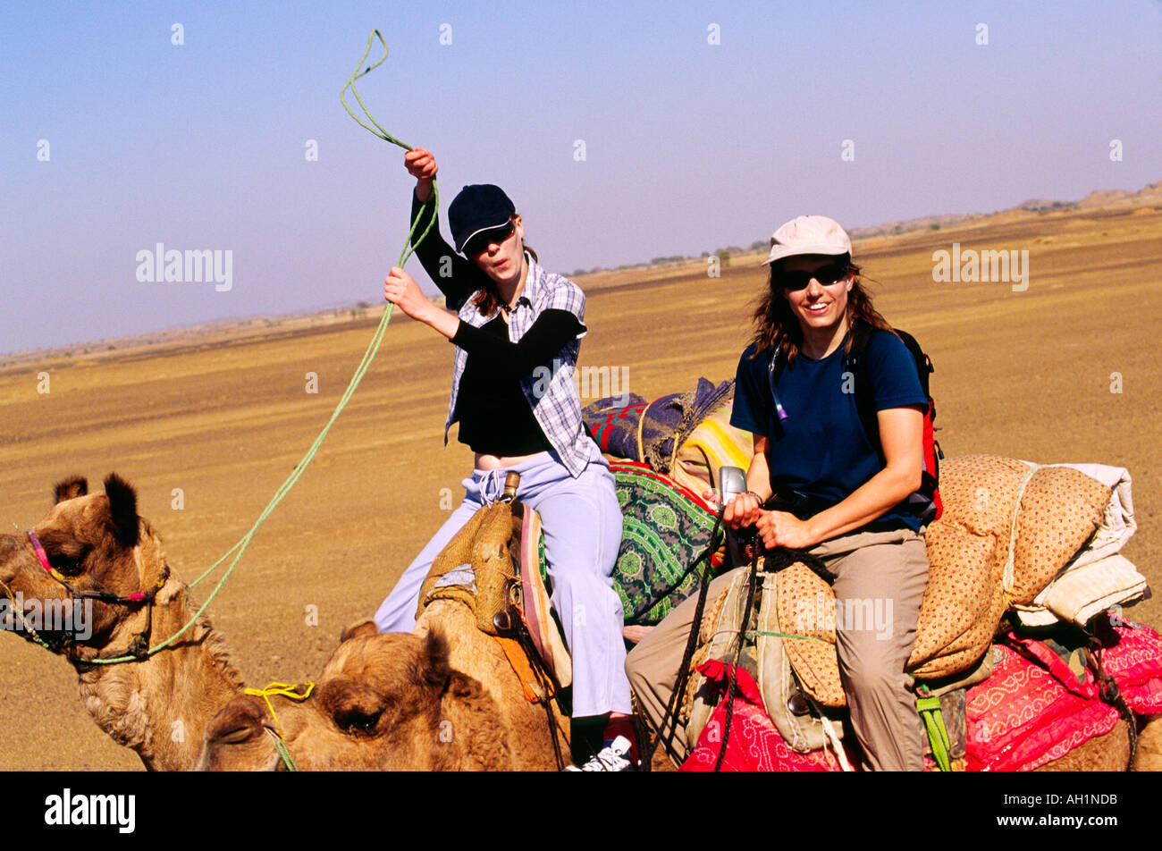 Gruppe von weißen kaukasischen Menschen Touristen auf Kamelsafari Spaß in der Wüste im freien Indien Asien Stockfoto