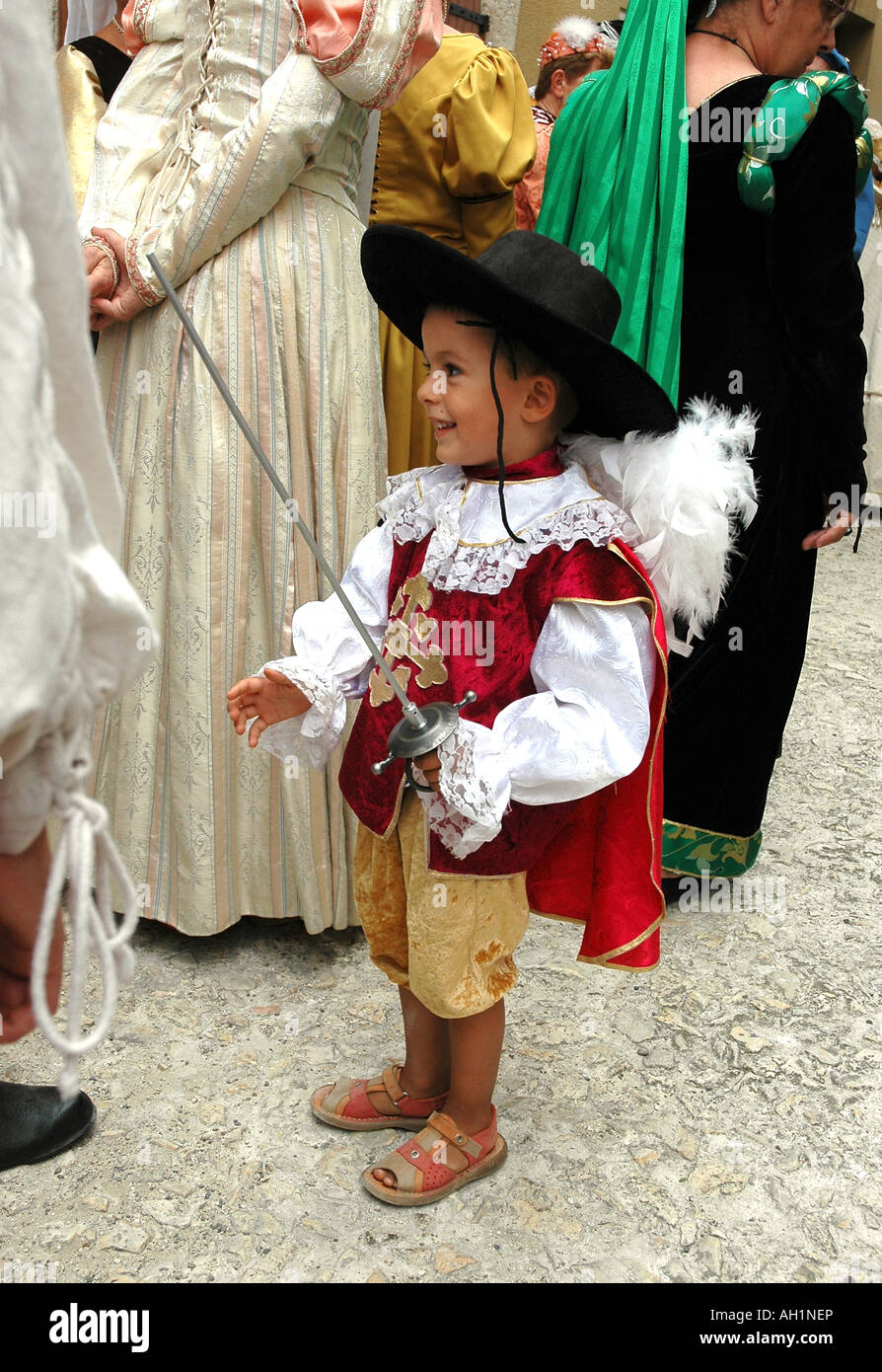 Gascon Held D'Artagnan inspiriert einen kleinen Jungen Kostüm während ein Sommerfest in der französischen mittelalterlichen Dorf Sarrant Stockfoto