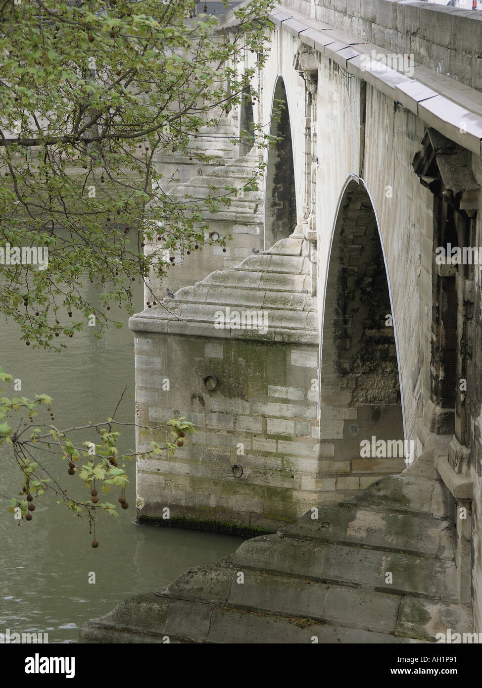 Französisch-Brücke über den Fluss Seine Stockfoto