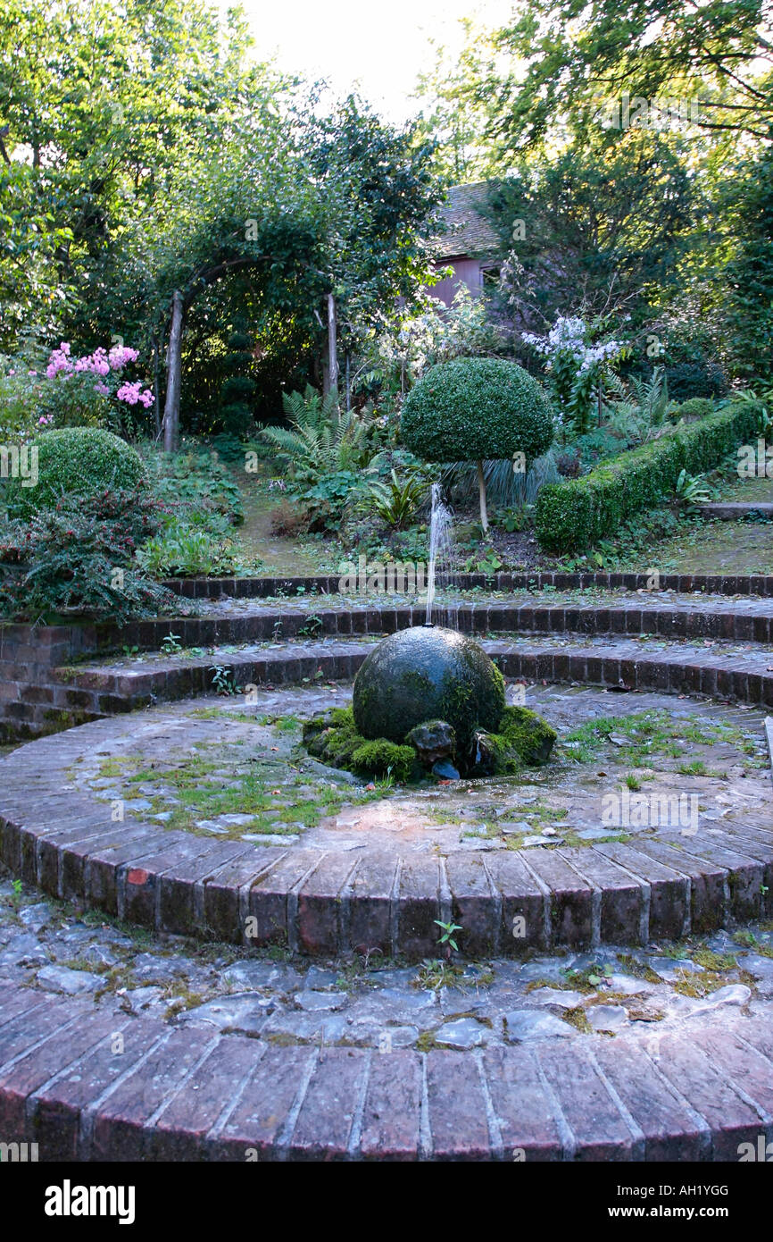 Steinkugelwasser im englischen Garten Stockfoto
