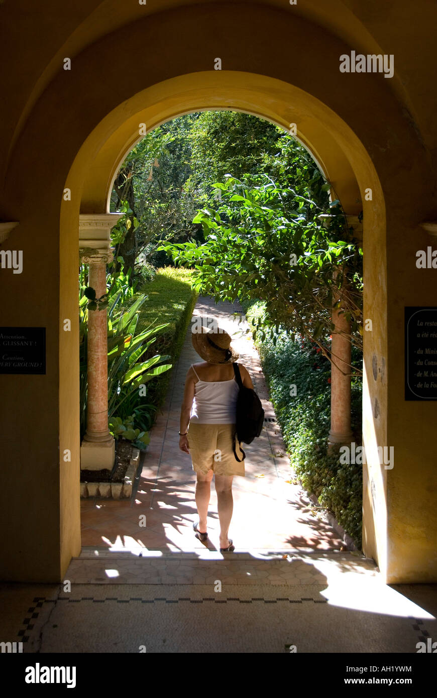 Ein Tourist im Garten der Villa Ephrussi de Rothschild, in der Nähe von Nizza an der Cote d ' Azur, Frankreich Stockfoto