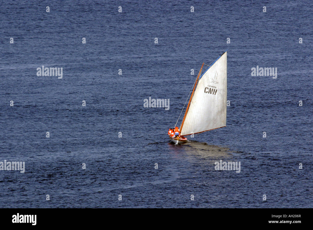 Ein Segelboot auf dem Meer vor der Küste der Azoren Stockfoto