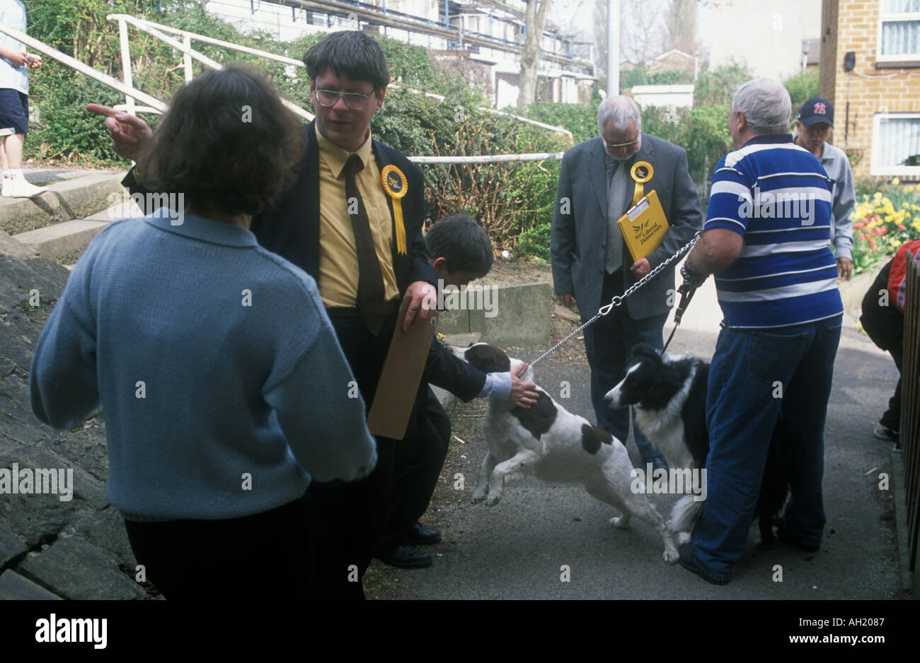 Liberal Democrats Gemeinderäte werben für Stimmen in einer Kommunalwahl in Sheffield Yorkshire UK Stockfoto