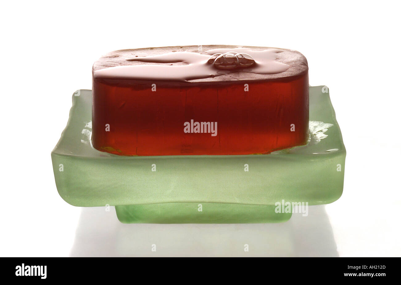 Glycerin Seife auf klare grüne Glasschale Silhouette auf weißem Hintergrund Stockfoto