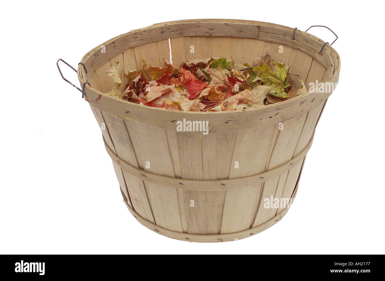 Korb mit Herbst Blätter Silhouette auf weißem Hintergrund Stockfoto