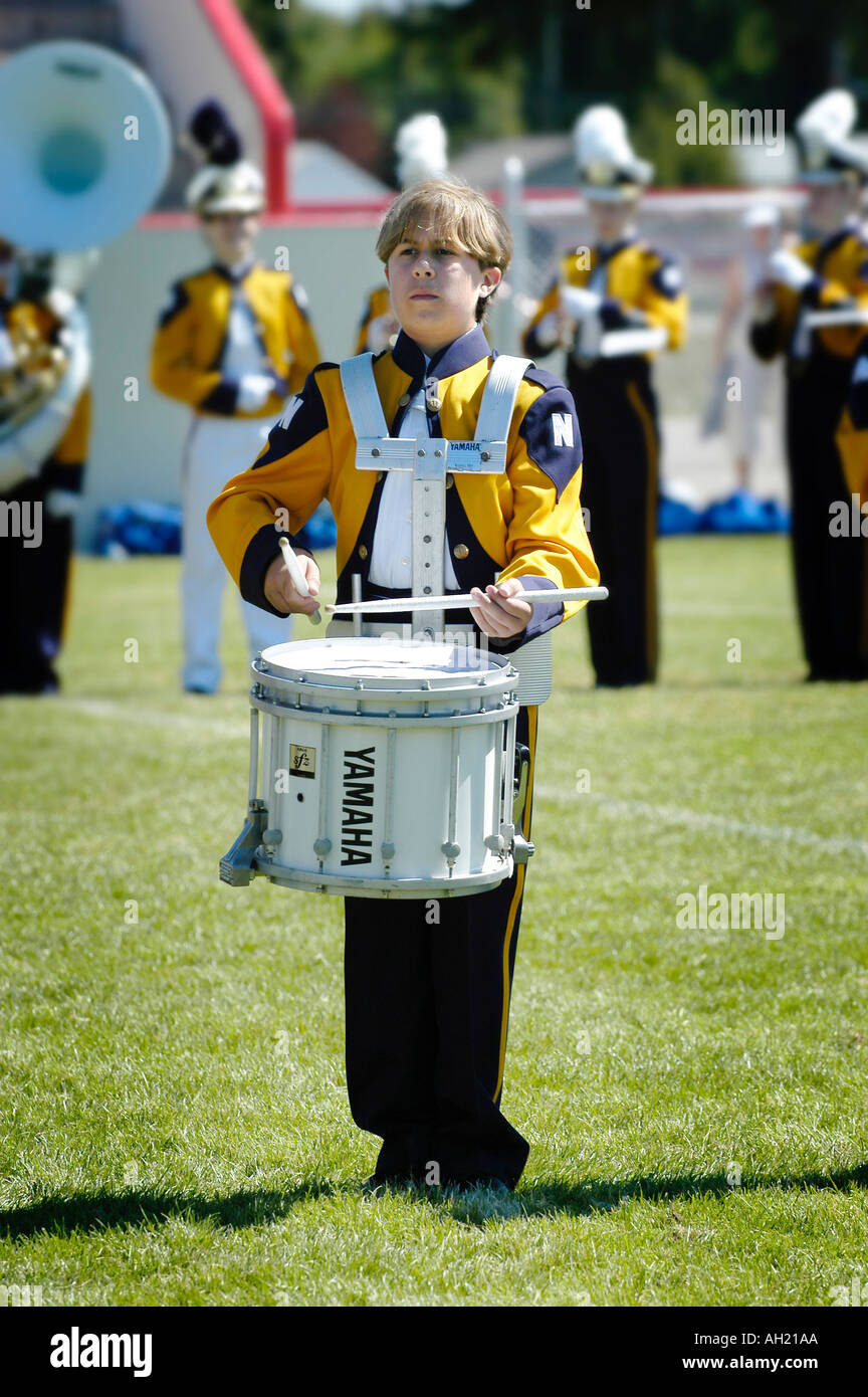 High School marschierendes Band spielt Musik bei Fußballspiel Stockfoto