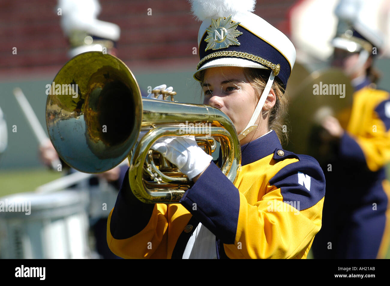 High School marschierendes Band spielt Musik bei Fußballspiel Stockfoto