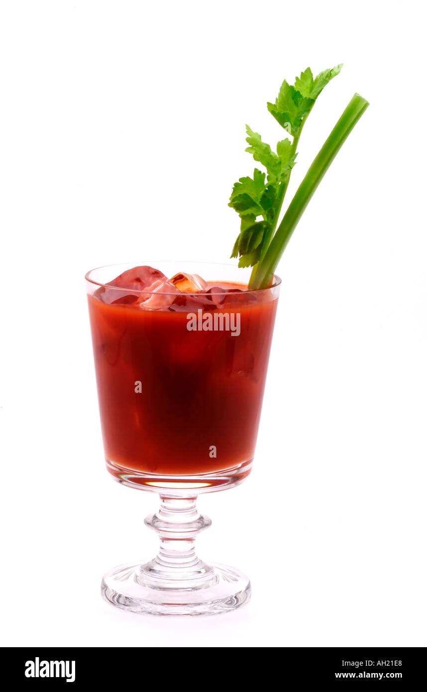 Eine Bloody Mary cocktail mit Selleriestange Silhouette auf weißem Hintergrund Stockfoto