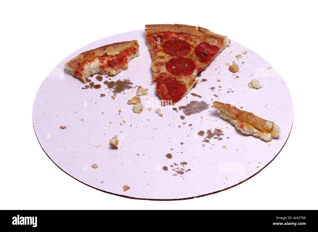Übrig gebliebene Peperoni-Pizza auf Karton Tablett Silhouette auf weißem Hintergrund Stockfoto
