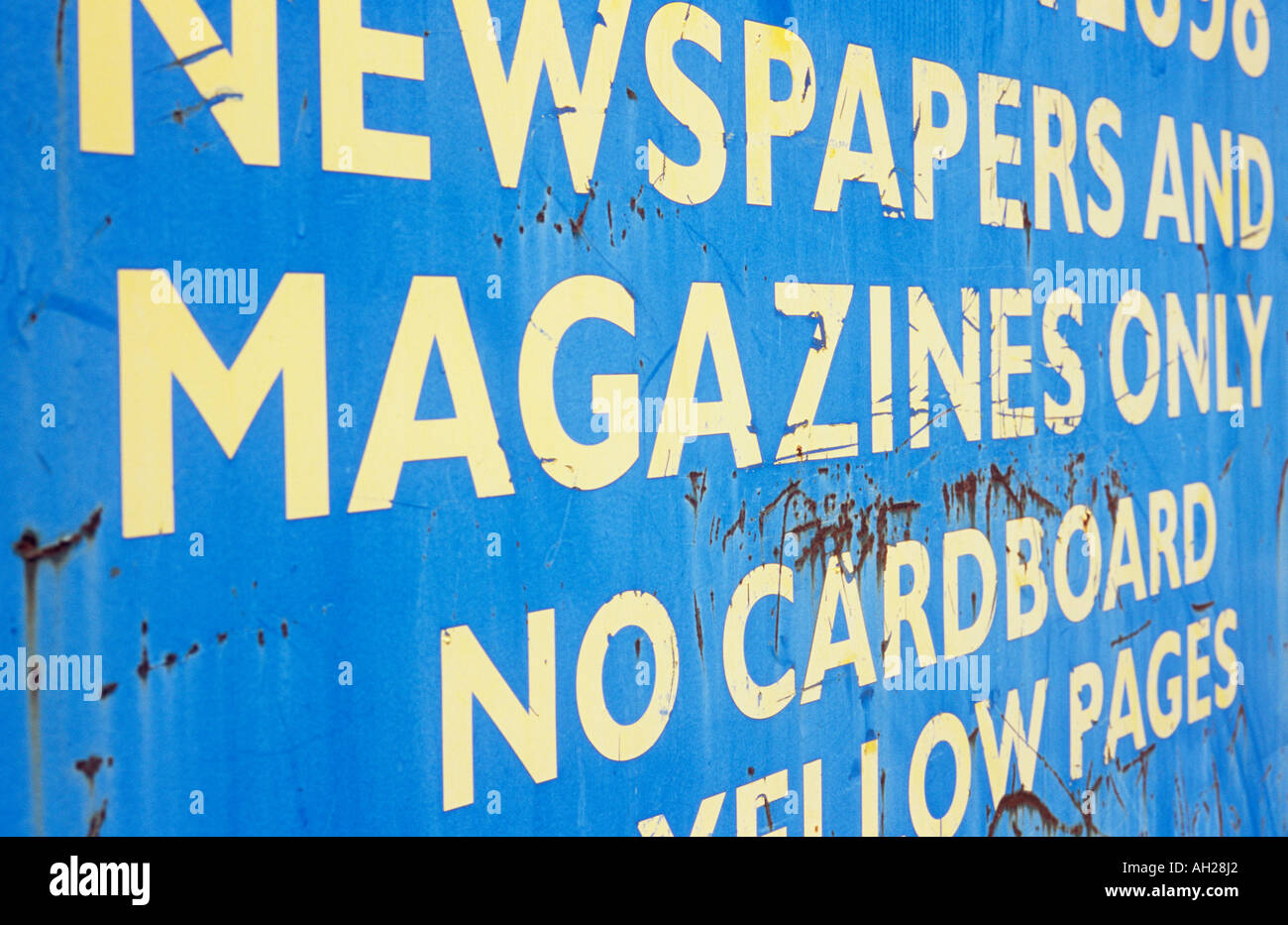 Detail eines rostigen blau recycling Containers mit gelben Schriftzug, Zeitungen und Zeitschriften, nur keine Pappe oder gelbe Seiten Stockfoto