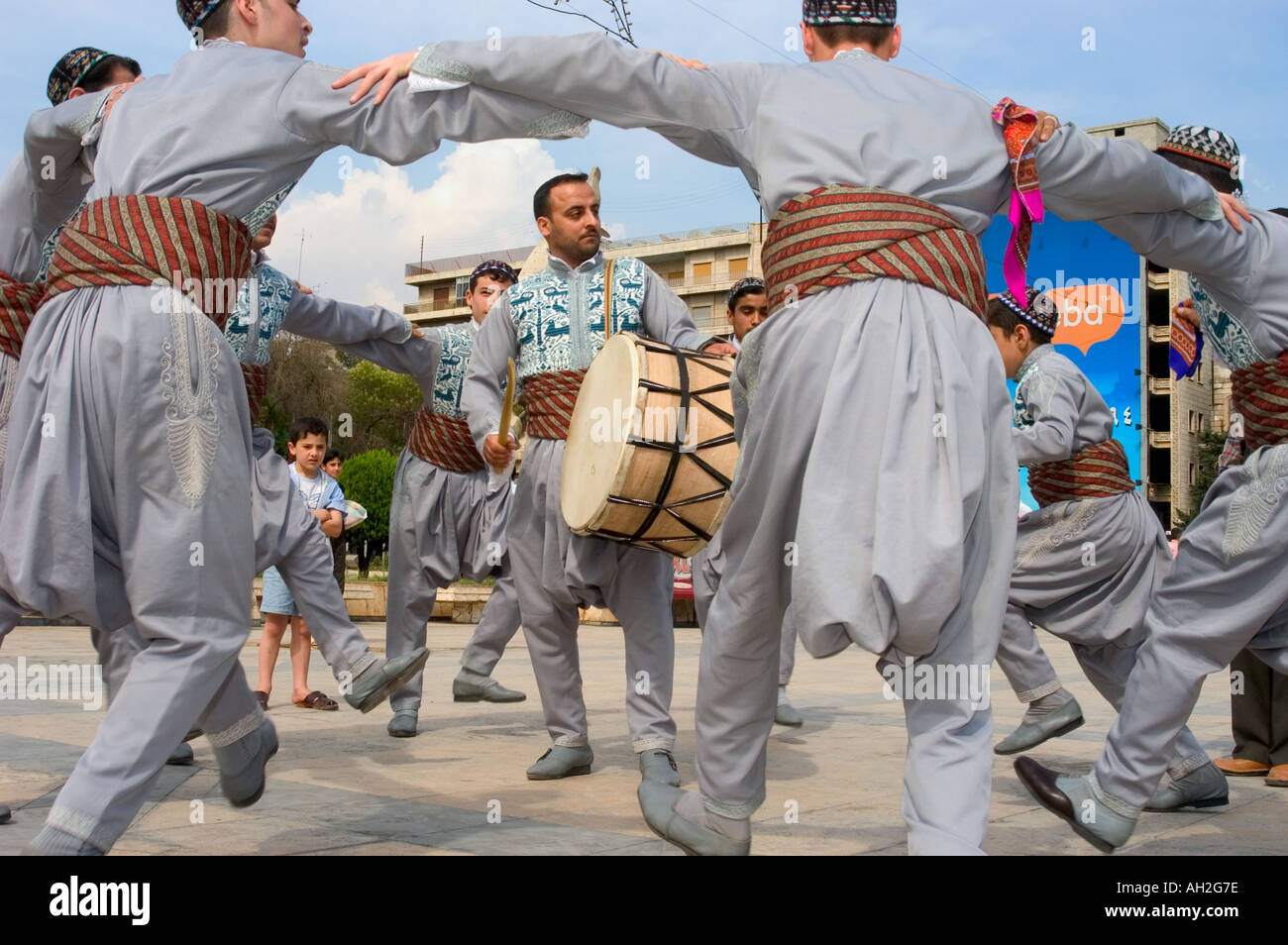 Tänzer und Trommler, die traditionell gekleidete Unterhalter Aleppo Haleb Syrien Naher Osten Stockfoto