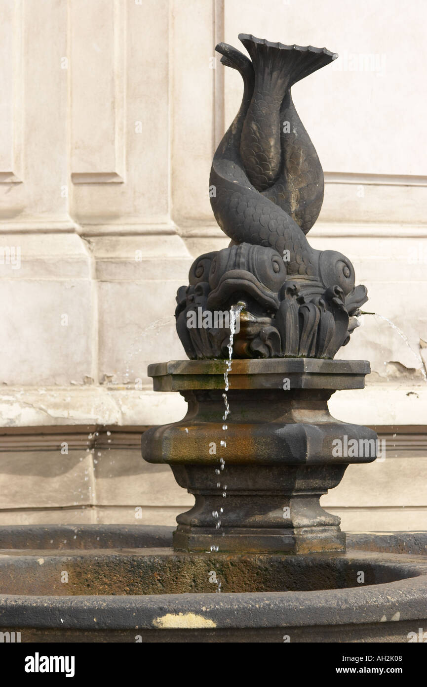 Ein Fisch geformt Brunnen in der Nähe Staromestske Namesti Prag Tschechische Republik Europa Stockfoto