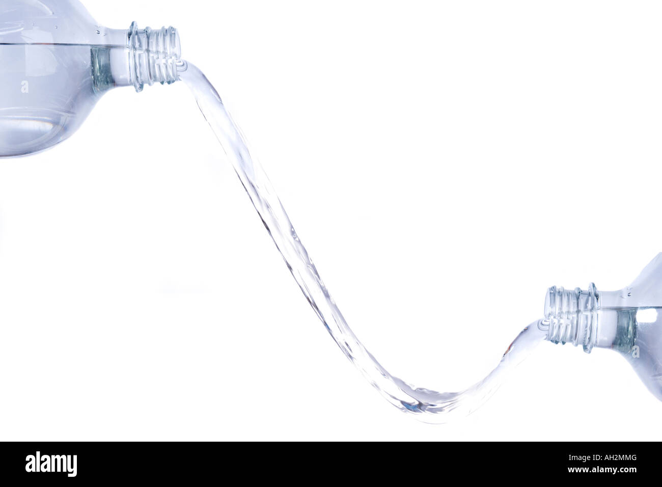 Wasserplätschern ist zwischen zwei Flaschen Bild war in einem Studio gemacht Stockfoto