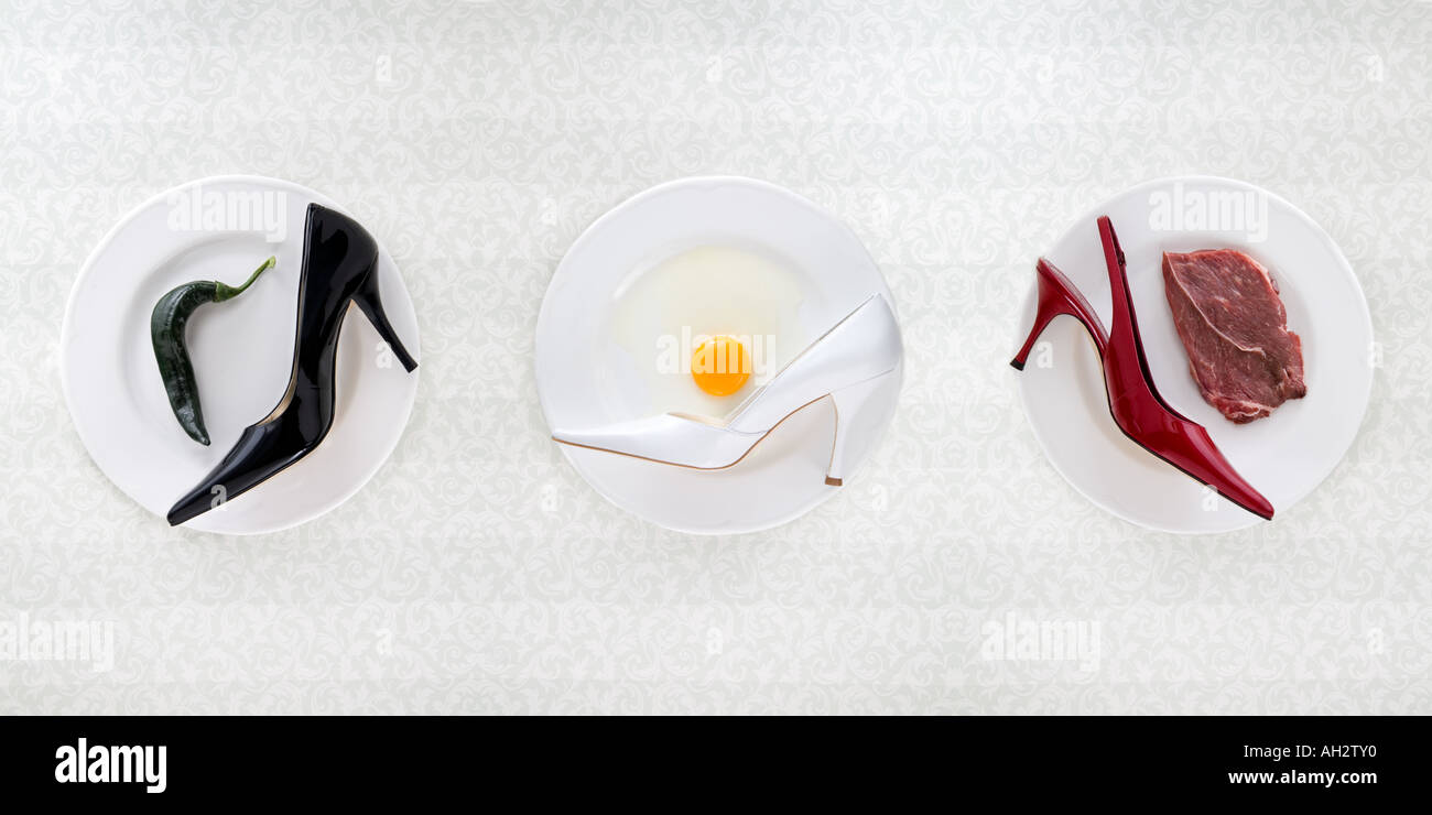 schwarz, rot, weiße high Heels mit Pfeffer, Ei, Fleisch, Studio gedreht Stockfoto