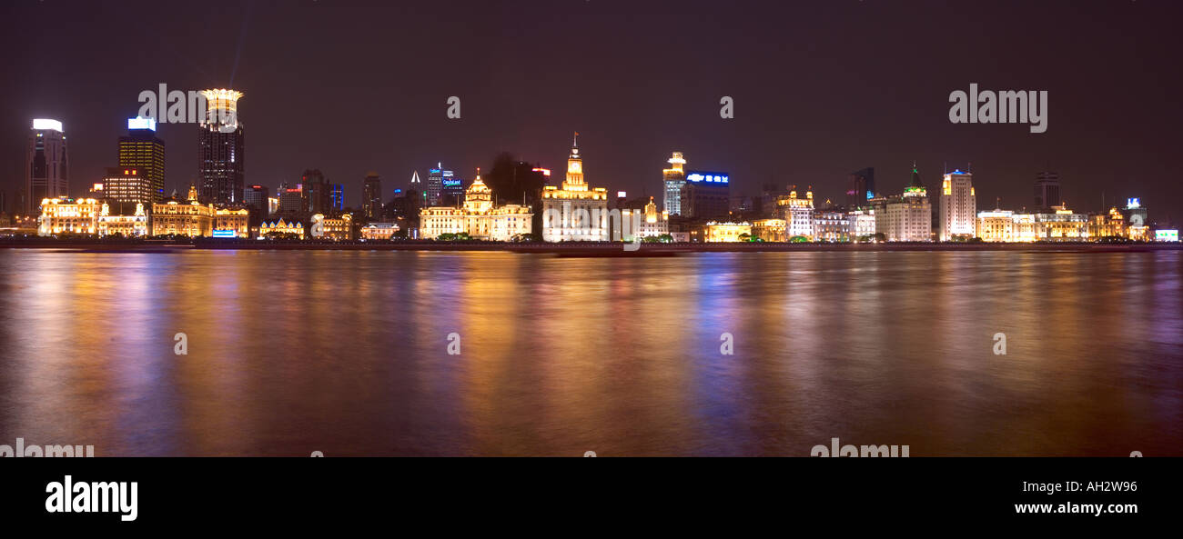 Blick über den Huangpu-Fluss an den Bund in Shanghai Stockfoto
