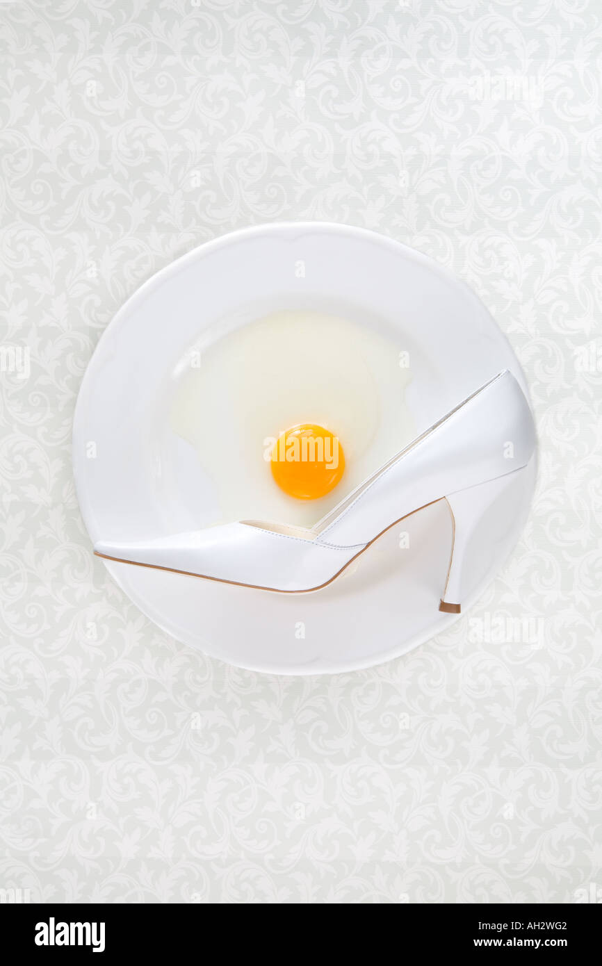 weiße high-Heel mit Ei auf weißen Teller, Studio gedreht Stockfoto