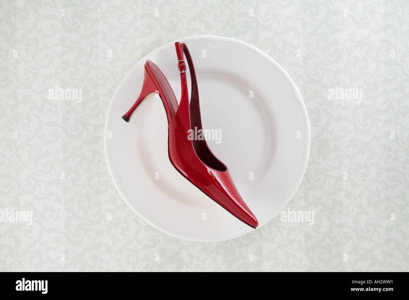 rote high-Heel auf weißen Teller Studioaufnahme Stockfoto