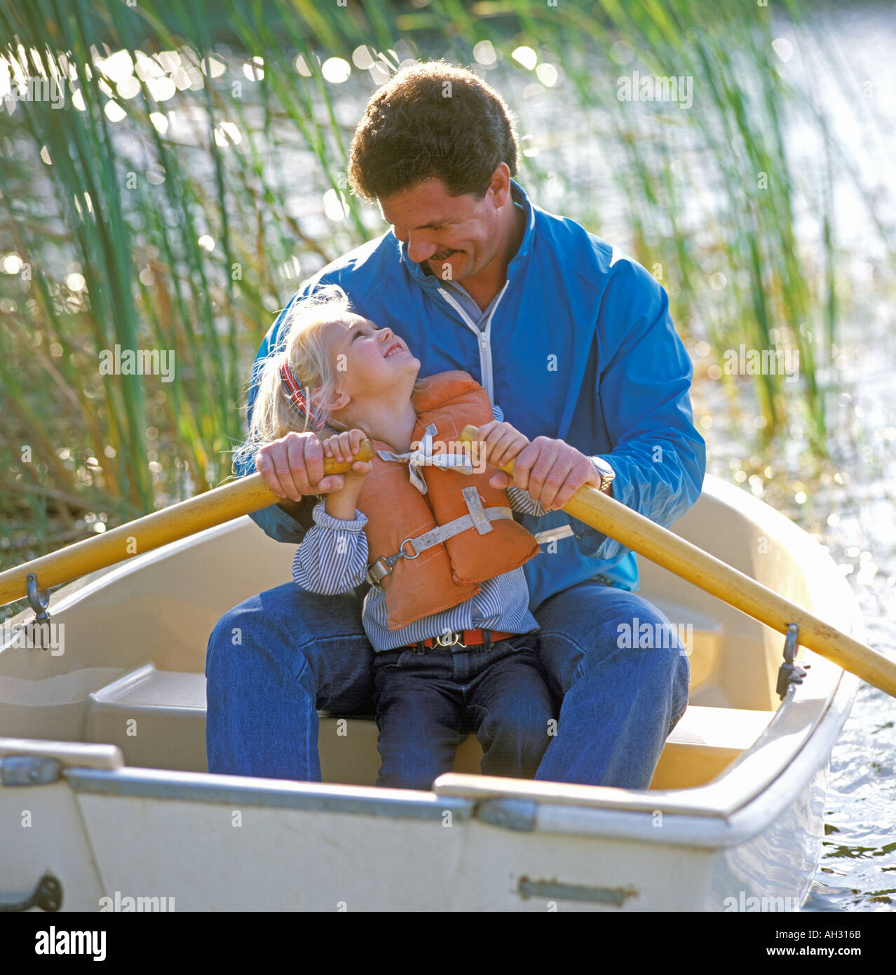 Vater und Tochter Ruderboot Stockfoto